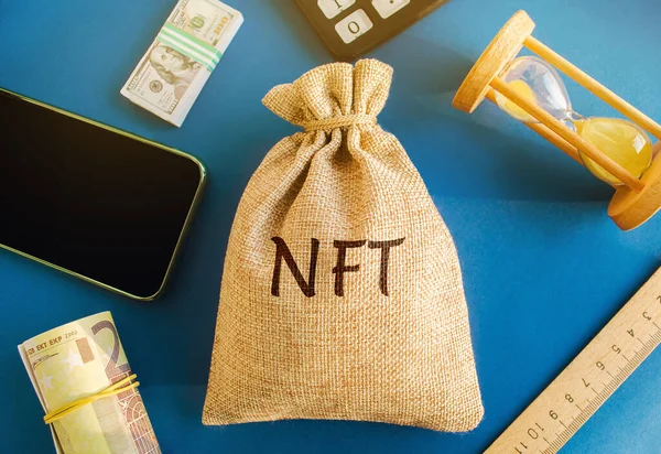 Para çantası NFT - ödenmez jeton. Dijital olarak temsil edilen ürün veya varlık. Dijital varlıkları ve sanatı açık artırmayla satmak. Engelleme teknolojisi. Para kazanma, kriptografik jetonlara yatırım