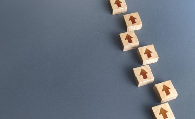 Tek yönlü ok blokları zinciri. Tutarlılık ve odaklanma. Konformizm anlayışı, gücün dikey konsepti. Değişmeyen gelişim rotası. Topları ve gelenekleri takip ediyorum. Sağlam bir strateji oluşturuluyor.