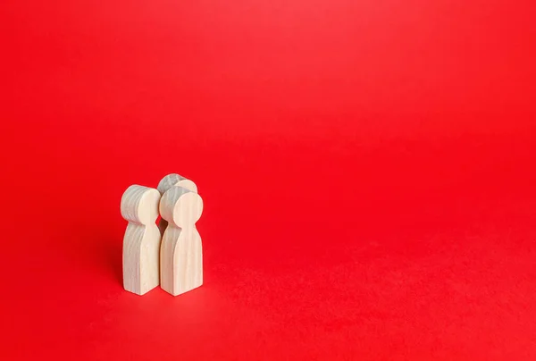 Trois Figurines Humaines Sur Fond Rouge Communication Discussion Des Relations — Photo