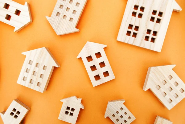 多くのミニチュア木造住宅 不動産の概念 住宅の売買 家賃だ 住宅ローン金利 市場分析 住宅需要 住宅価格の上昇と下落 — ストック写真