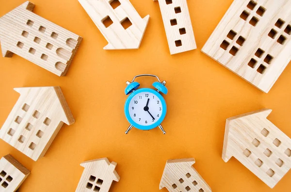 Reloj Despertador Azul Muchas Casas Madera Alrededor Concepto Hipoteca Préstamo —  Fotos de Stock