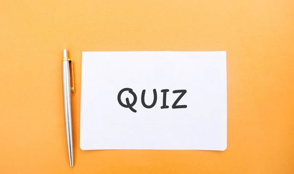 Notatka Napisem Quiz Długopisem Koncepcja Biznesu Lub Edukacji Odpowiedzi Pytania — Zdjęcie stockowe