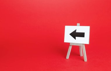 Sol ok sehpası işareti. Yön gösterici. İpucu, yön bulmada yardımcı ol. Minimalizm. Reklamcılık ve ilgi çekmek. Trafiği yönlendiriyorum. Kısa yol. Nişan al, yolu göster. Boşluğu kopyala