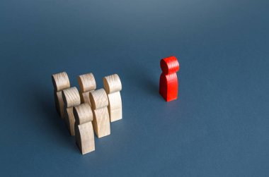 Kızıl bir adam bir grup insanın önünde duruyor. Lider mürettebatını yönetiyor. Liderlik becerileri. Takım üyeleri tarafından bir lider olarak tanınmak. Düşmana karşı birleşme. Bağlantı kuruluyor. Güvensizlik.