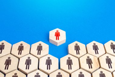 Kızıl adam insanların yapısından çıkar. Dürüstlük ihlali, uyumsuzluk. Dağılabilirsiniz. Şirketten kovuldun. Toplumdan atılma. Diğerlerinden farklı. Çok fazla. Çık, çık, ayrıl.