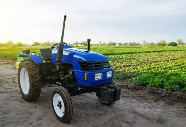 Tracteur Agricole Bleu Tient Sur Terrain Application Machines Agricoles Récolte — Photo