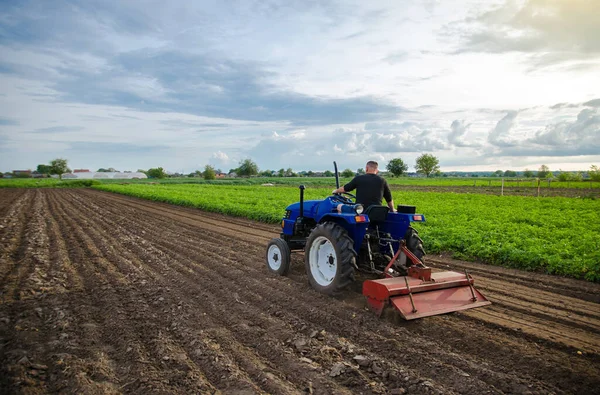 Agriculteur Sur Tracteur Cultive Champ Ferme Fraisage Sol Effritement Sol — Photo