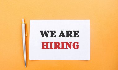 Üzerinde yazı olan notlar ve kalem kiralayacağız. Çalışan araması. İşe olan ilgin. İnsan Kaynakları Yönetimi. İşe al. Terfi ettim. Çalışan personel. İş konsepti