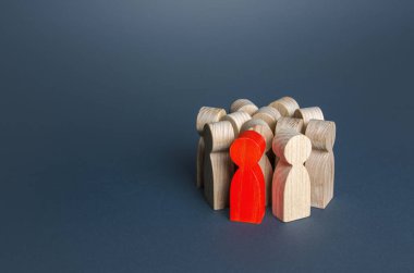 Kalabalığın içinde kızıl bir adam. Yetenekli bir adayı işe almak. Diğerlerinden farklı birini aramak. Aday seçimi ve seçimi. Kalabalıktan etkilenmiş. İş yerinde terfi, kariyer gelişimi