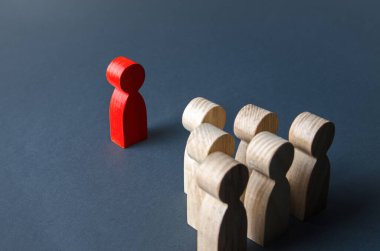 Kızıl adam ve bir grup insan. Liderlik. Takım üyeleri tarafından bir lider olarak tanınmak. Bağlantı kuruluyor. Niteliksel üstünlük. Düşmana karşı işbirliği. Hakimiyet ve yönetim, psikoloji.