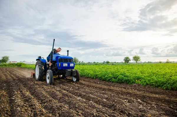 Agricultor Con Tractor Trabajando Campo Fresado Del Suelo Trituración Aflojamiento —  Fotos de Stock