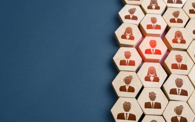Çalışanların düzenli yapısında bölünme ve anlaşmazlık var. Sosyal açıdan zehirli çalışan kavramı. Uygunsuz, beceriksiz. Sistem bütünlüğü bozukluğu. Disiplin ihlali