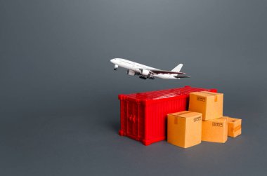 Konteynır ve kutuların üzerinde kargo uçağı. Ekspres teslimat ve uçakla mal taşıma hizmetleri. Dünya Ticaret ve Lojistik. İş ve ticaret, ürünlerin ithalatı.