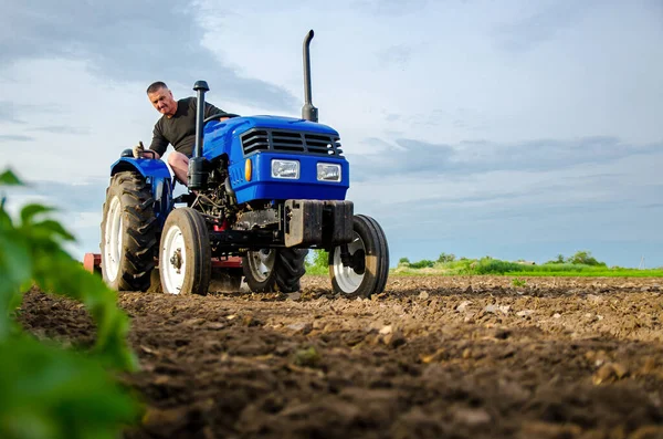 Agriculteur Sur Tracteur Travaille Champ Fraisage Sol Concassage Desserrage Sol — Photo