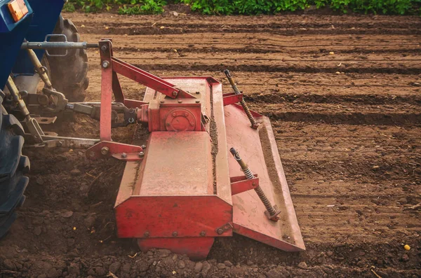 Traktor Bekerja Tanah Lapangan Dengan Melonggarkan Dan Mencampurnya Melemahkan Tanah — Stok Foto