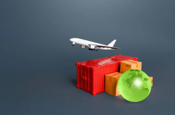 화물은 박스와 컨테이너 합니다 비행기로 물건을 배달하고 운송하는 서비스 상품의 — 스톡 사진