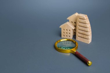 Konut binaları ve büyüteç. Daire arama konsepti. Ev almak ya da kiralamak. Emlakçı servisi. Emlak piyasasını izliyorum. Ofis için ticari mülklerin kirası. En iyi seçenek