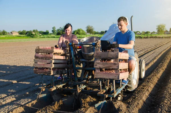 Gente Está Plantando Campo Con Patatas Automatización Del Proceso Plantación —  Fotos de Stock