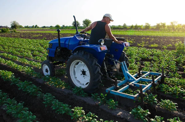 Agriculteur Avec Tracteur Laboure Champ Culture Agroindustrie Agro Industrie Machines — Photo