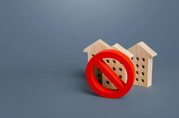 Житлові Будинки Символ Червоної Заборони Обмеження Забороняють Будівництво Недоступне Дороге — стокове фото