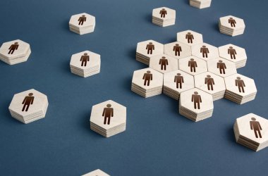 İnsanlar bir organizasyonun çekirdeğini oluştururlar. Şirket personeli oluşturun, personel alın. Çalışanları işe almak, personel toplamak. İnsan kaynakları. Gruplaşma, konsolidasyon, kendi kendini organize etme. Sosyal süreçler.