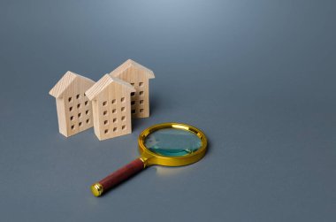 Konut binaları ve büyüteç. Konut arama konsepti. Daire almak ya da kiralamak. Emlakçı servisi. Emlak piyasasını izliyorum. Ofis için ticari mülklerin kirası. En iyi seçenek