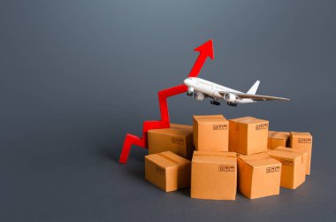 Kutuların üstünde kargo uçağı ve yukarı ok. Mal ve kargo taşımacılığı için gümrük vergilerinin büyümesi. Dünya lojistik sistemi. Nakliye ve nakliye. Küresel deniz konteynırı sıkıntısı. İçeriye ve dışarıya aktar