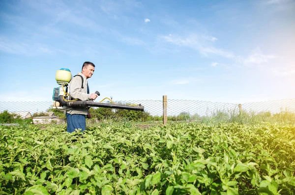 Seorang Petani Dengan Mesin Penyemprot Pestisida Berjalan Lapangan Perlindungan Tanaman — Stok Foto