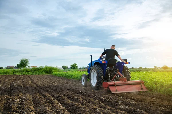트랙터를 농사를 농부는 새로운 작물을 냅니다 토양을 준비하라 곡식에서 농경지를 — 스톡 사진