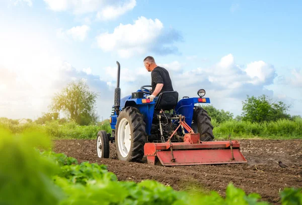 Agriculteur Sur Tracteur Travaille Dans Champ Fraisage Sol Concassage Ameublement — Photo