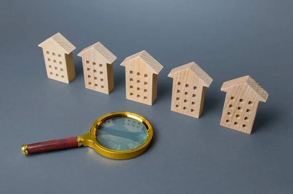 Eine Reihe Identischer Häuser Und Eine Lupe Wohnungssuchkonzept Kauf Oder — Stockfoto