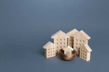 Aile evi konsepti. Kuş yuvasında konut binaları ve evler. Ebeveyn metaforu. Gayrimenkule yatırım. İpotek. Genç aileler için bir ev almak. Konut satın almada sosyal destek.