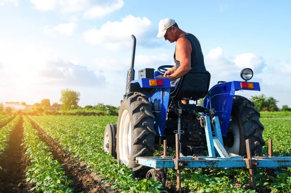 Agricultor Num Tractor Trabalha Terreno Trabalhador Agrícola Lavra Solo Uma — Fotografia de Stock