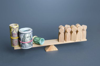 İnsanlar ve terazide para. Çalışanlar ve işçiler için maaş kavramı. Finansal destek ve yardım fonu. Vergi mükellefleri vergi ödüyor. Kâr ve gelir nesli. Sübvansiyonlar, sosyal yardım.