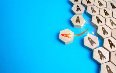 Diğerlerinin arasında ilk kırmızı roket havalanıyor. Gelecek vaat eden teknolojiyle başarılı bir iş girişimiydi. Fintech projesi. Yenilik, yeni bir çığır açmak. İyi yatırım. Tek boynuzlu at işi. İyi fikir.