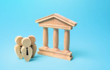 Banka binasının yakınındaki memurlar. Yetkililerin resmi temsilcileri, deneklerin yönetimleri. Resmi görevliler. Adli tıpçılar. Vergi dairesi. Bilimsel öğretim görevlileri. İş otoritesi kavramı
