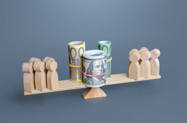 Группы людей борются за финансирование. Конкурс проектов по грантам и финансовой поддержке. Конкурирующие предложения от различных поставщиков или подрядчиков. Выиграй и получи награду. Переговоры о сделке.