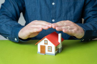 Tehditlerden ve tehlikelerden korunmak için. Emlak sigortası. İpotek ve finansal tatiller. Gayrimenkul güvenliği, aile güvenliği ve risk önleme kavramı. Konut finansmanı, sigorta piyasaları