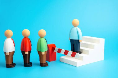 İş rekabeti çok yoğun. İş arayanlar çok rağbet görüyor. İş piyasası rekabeti, işsizlik ve insan kaynakları seçimi. İş, adam toplama ve ekonomi.