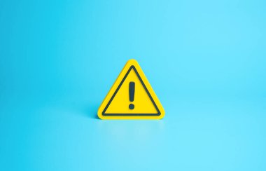 Mavi arka planda dikkat işareti. Hatırlanacak önemli şeyler. İş yerleri, endüstriler ve kentsel ortamlarda güvenlik, güvenilirlik ve bilgi güvenliği.