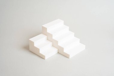 Beyaz adımlar. Çaba ve yükseklik kavramı. Eğitim, kariyer ve iş alanında ilerleme, azim ve kişisel gelişim.