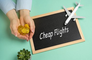 Ucuz uçuş konsepti. Uçak biletleri, indirimler, promosyonlar veya düşük maliyetli havayolu şirketleri yoluyla önemli ölçüde indirimli veya bütçe fiyatlarıyla sunulmaktadır. Yazı, para, el ve uçak.