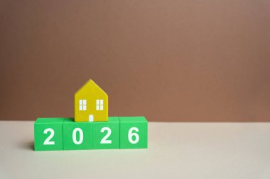 Bloklar 2026 ve minyatür ev. Gelecek yıl için aile bütçesi planlaması. Yatırımlar, planlar, tasarruflar. İpotek oranları. Emlak konsepti. Ev tadilatı. Boşluğu kopyala