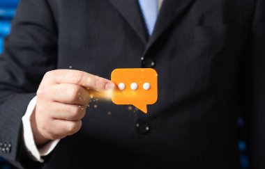 İş adamı ve yorum sembolü. Çalışanlardan ya da müşterilerden geri bildirim. Kurumsal iletişim, tatmin ölçümü ve tepki yönetimi. Müşteri deneyimi ve hizmet kalitesi artışı.