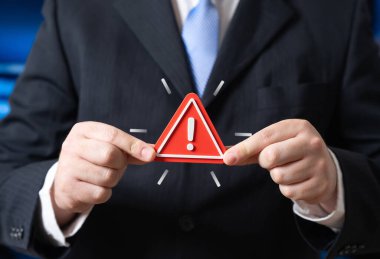 Bir işadamı ve tehlike uyarısı. Bir sorunla ilgili resmi ve acil bir mesaj. Risk alarmları, kriz iletişimi ve düzenleyici uyarılar. Kamu güvenliği, uyum güncellemeleri