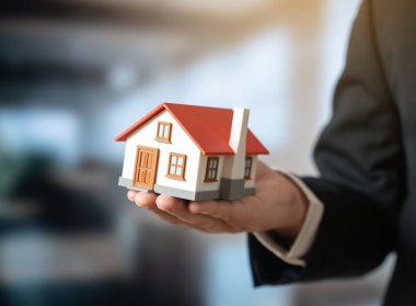 Bir memurun avucunun içinde bir ev. Uygun fiyatlı konutlar. Emlak hizmetleri. Konut politikası, sosyal konut programları, ipotek düzenlemeleri. Kentsel kalkınma ve kamu sorumluluğu.