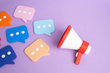 Bir megafon ve bir sürü yorum. Fikirlerini ifade etmek, kışkırtmak ve teşvik etmek. Reklam ve pazarlama. Halkın sesini yükseltme, etki stratejisi ve kitle iletişimi