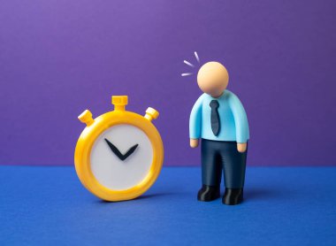 Yorgun bir ofis çalışanı ve bir kronometre. Ağır iş yükü, az zaman. Son teslim tarihi. Yanma riski, zaman baskısı ve verimlilik stresi. Modern iş dengesizliği, performans beklentileri