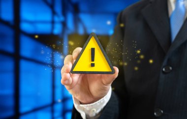 İşadamı ve uyarı işareti. İşletmeler ve girişimciler için uyarılar. Yeni kurallar, kanunlar, vergiler. Düzenleyici alarm konsepti, uyum baskısı ve finansal risk farkındalığı. Politika değişiklikleri