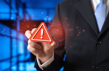 Bir işadamı dikkat çekerek kabul edilemez bir şey hakkında uyarır. İşletme lideri için kırmızı bayraklar. Ciddi bir çöküş, kaza ya da hata. Kriz alarmı, risk önleme